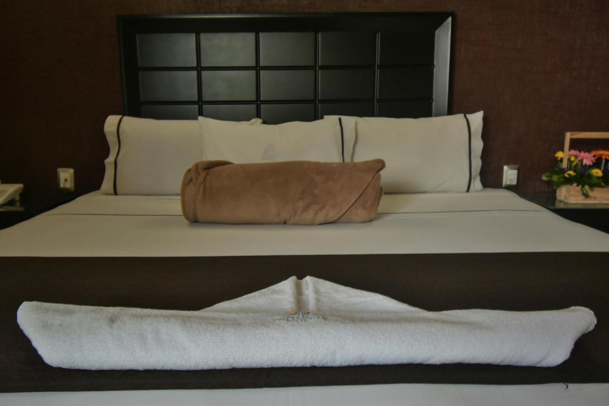 Hotel Portonovo Plaza Centro Γκουανταλαχάρα Εξωτερικό φωτογραφία