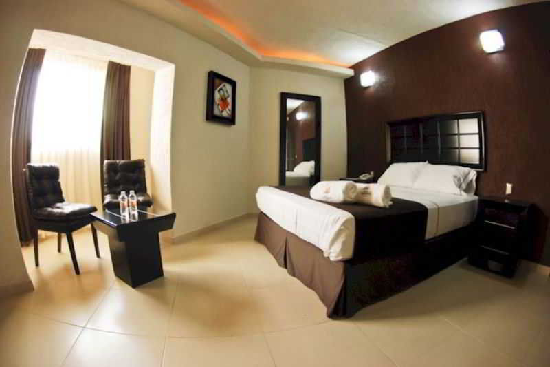 Hotel Portonovo Plaza Centro Γκουανταλαχάρα Εξωτερικό φωτογραφία